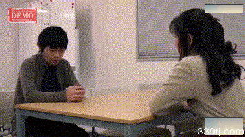 大胸妹子被舔胸 gif 视频