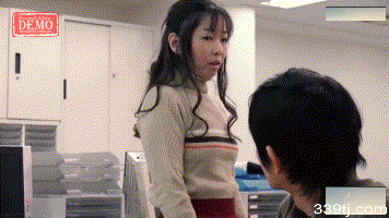 大胸妹子被舔胸 gif 视频